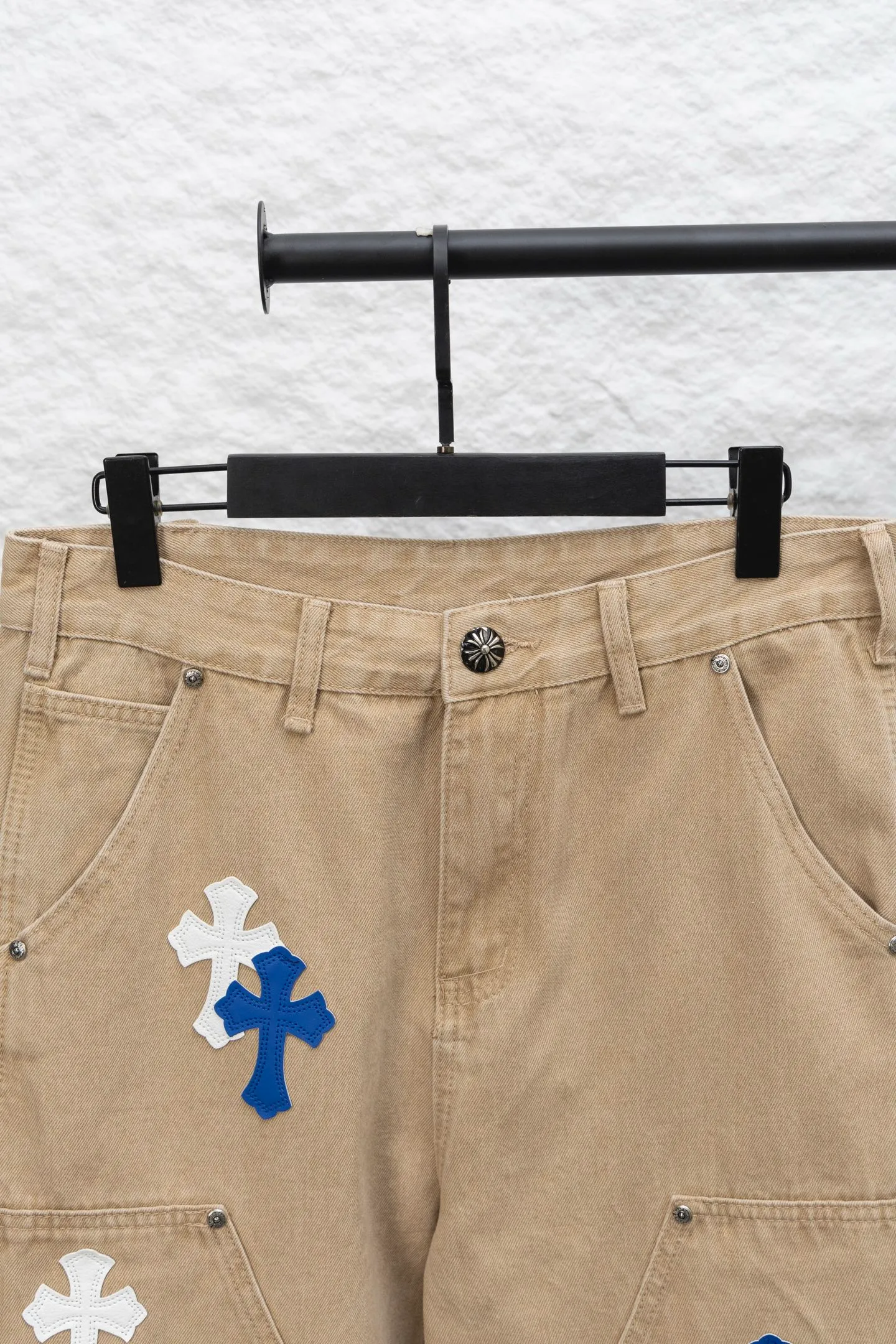 P270 model number/F067 CH Chromehearts limited edition work jeans denim logging pants [About Zangyin] This is an extremely luxurious fashion brand, which can also be called the aristocracy of the high street. It has always been an exclusive brand for some hipsters or the rich second generation. Compared with ordinary high streets, it is more luxurious and noble. Compared with luxury brands, it is more fashionable and individual. It has always been a brand that I have a special liking for. [Top heavy industry fashion design] Consistently high-street luxury style. Speaking of this style, the Zangyin family and GU family are definitely the leading representative brands. Especially the Zangyin family has really achieved a state-of-the-art effect in creating high-street style. The unique washed material is used to create this style. The color system is already quite eye-catching. After it is decorated with patchwork cross flowers, it cleverly highlights the charm of the brand. Secondly, this style uses classic The high-waist cutting design highlights the long legs and fashionable temperament of the upper body. The brand is highly recognizable and the slim fit configuration is more suitable for daily wear. It is a product that interprets personality, fashion, and specifications at a glance. This single product is enough to make any fan excited. It can be a white T-shirt for a youthful college style, or a tight suspender for a royal style. It has strong matching ability and can be easily controlled by men.  [Materials and craftsmanship] Needless to say, this point goes without saying. As an excellent craftsman brand, Zangyin’s requirements for details and craftsmanship are really perfect. The washed color of this model has gone through so many processes, not to mention the embellishment of denim appliques. It is also purely hand-made and sewn. Just like what they believe in, only hand-made things have soul and have the meaning of wear. A top-notch heavy-duty fashionable denim item, I look forward to your perfect interpretation! !  Color: Khaki Fit: Loose